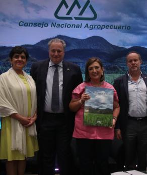 Xóchitl Gálvez,durante reunión con el Consejo Nacional Agropecuario