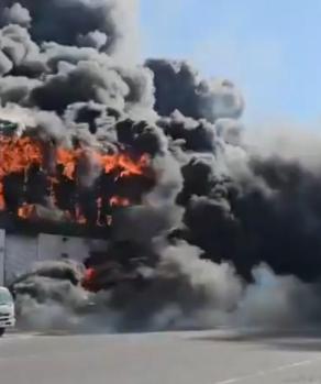 Se registra fuerte incendio frente a un parque industrial en Querétaro.
