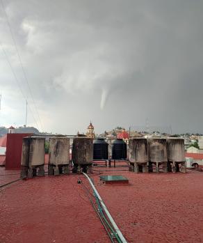 Usuarios de redes sociales comparten fotos de un tornado en Toluca.