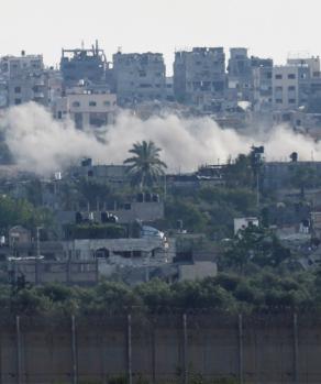 Fuego cerca de la franja de Gaza por ataque israelí.