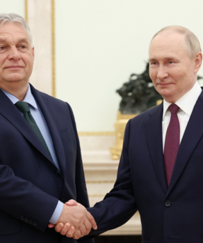 El premier húngaro Víktor Orban saluda ayer al presidente Vladimir Putin.