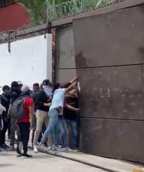 Normalistas egresados vandalizan oficinas de la Secretaría de Educación de Guerrero.