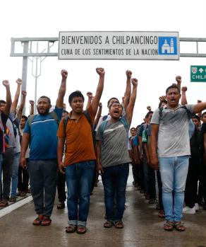 Protestan normalistas de Ayotzinapa y cierran autopista del Sol.