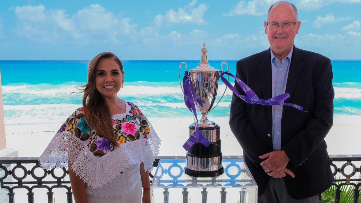 Mara Lezama recibió la copa del Torneo WTA Finals │ VIDEO