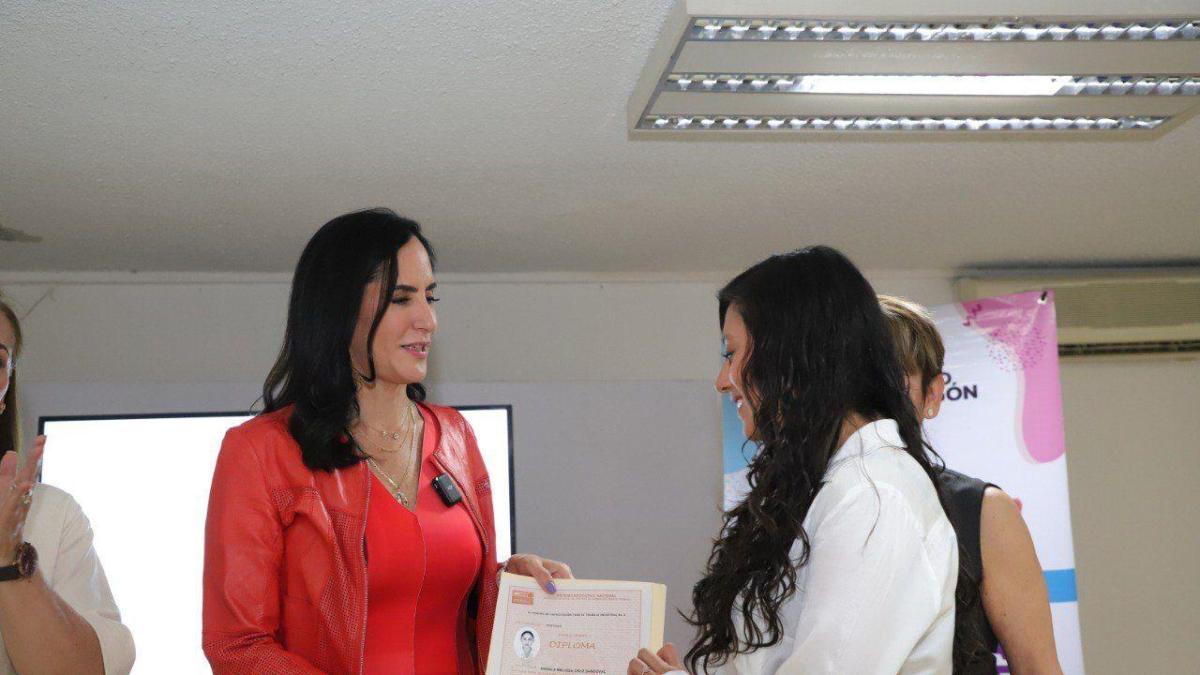 Lía Limón entrega reconocimientos a nuevos capacitadores de infantes en CACIs
