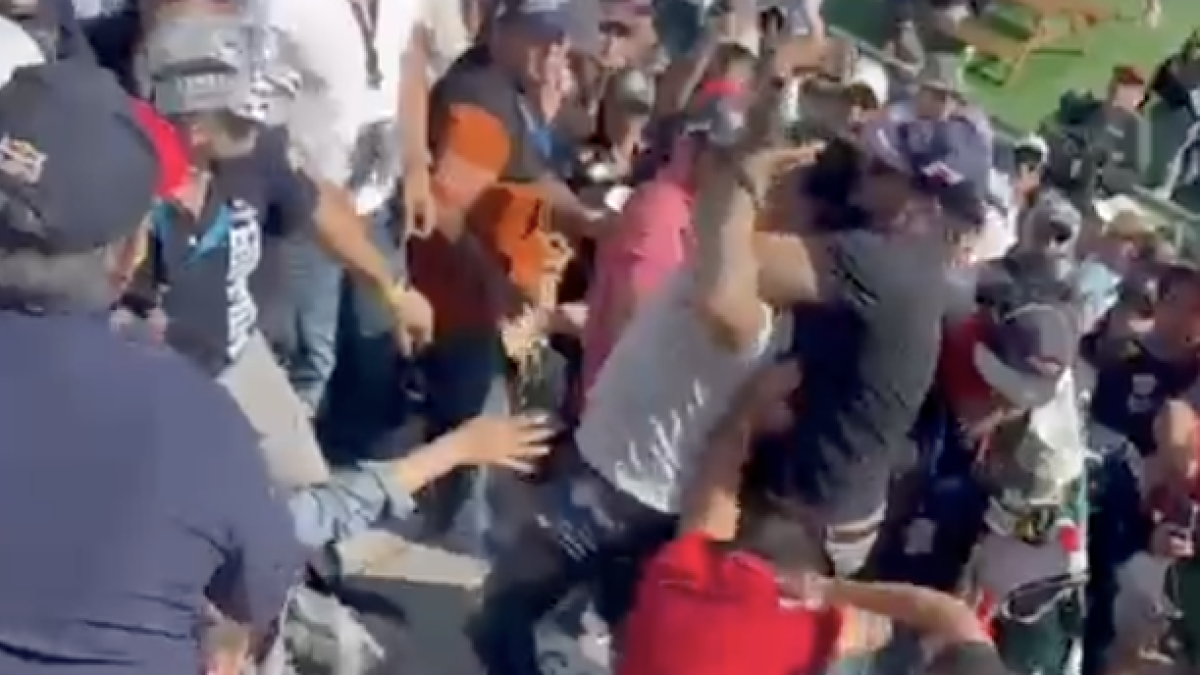 Gran Premio de Mexico 2023: Aficionados arman brutal pelea en las gradas del AHR y se dan con todo