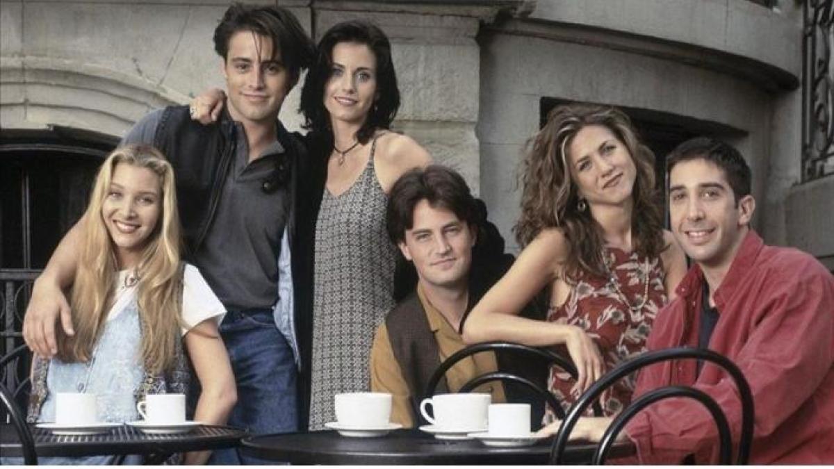 Elenco de 'Friends' rompe el silencio tras la muerte de Matthew Perry; 'estamos completamente devastados'
