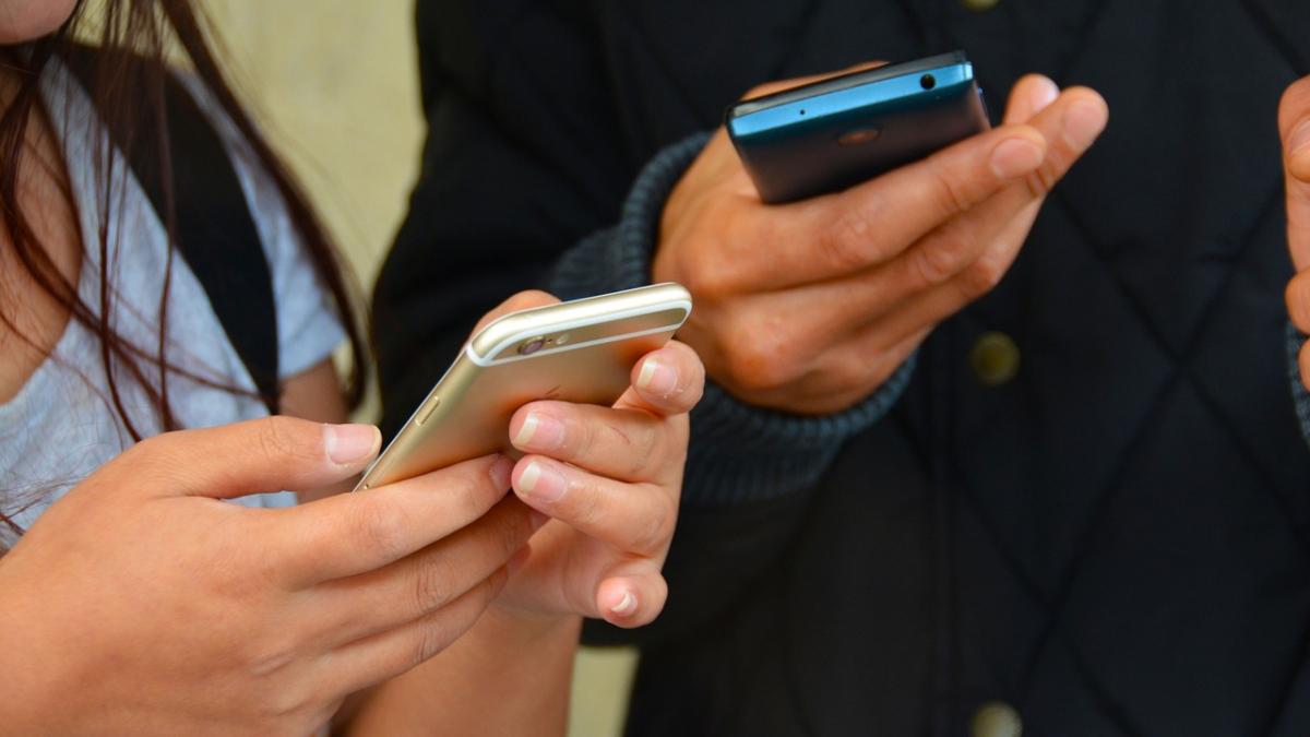 Hombres vs. Mujeres: ¿Para qué usan sus celulares y Facebook? (INFOGRAFÍA)