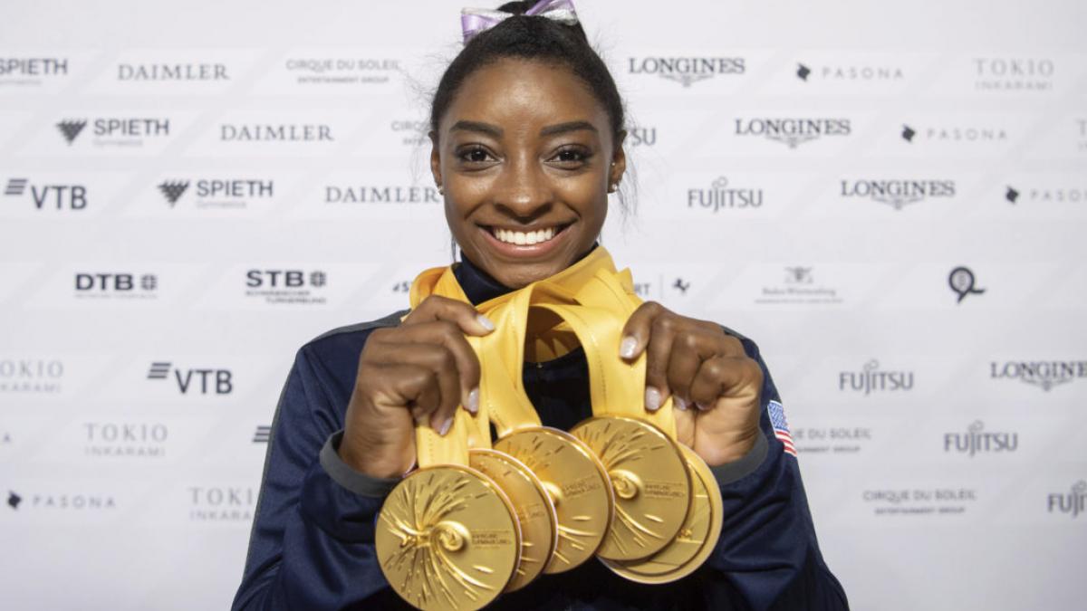 Simone Biles impone récord de medallas mundiales al llegar a 25