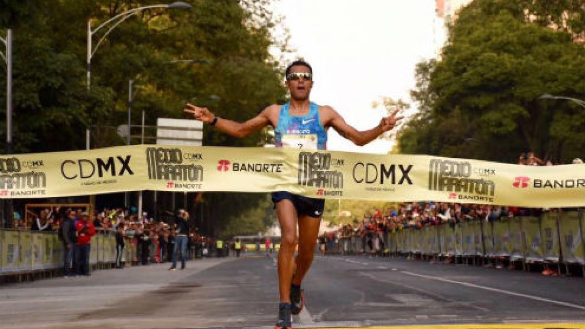 Ganadores del Medio Maratón CDMX cruzan la meta