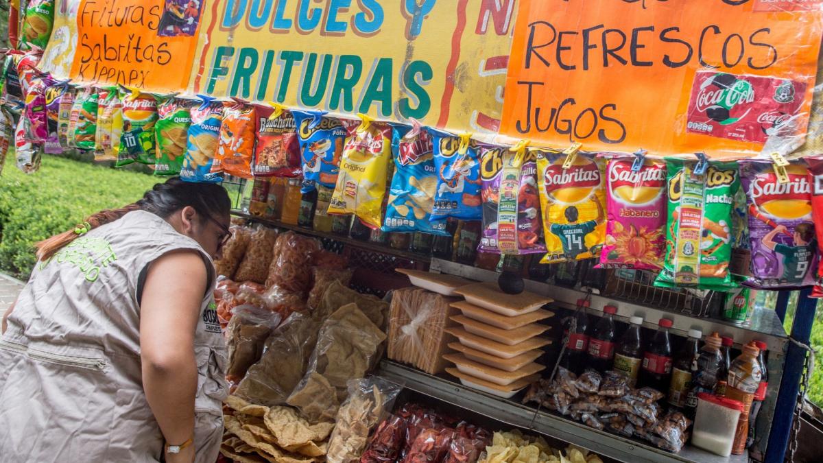 Celebra López-Gatell prohibición de comida chatarra a menores en Oaxaca
