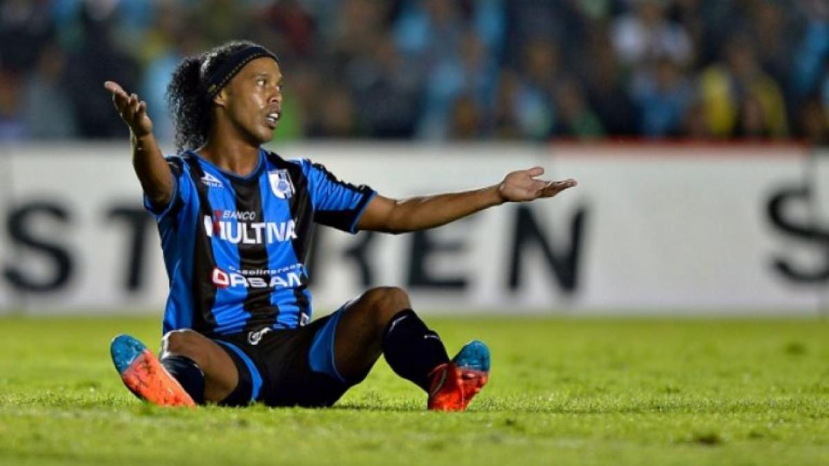 VIDEO: Ronaldinho enfurece con aficionado que le hace un túnel y suelta una patada