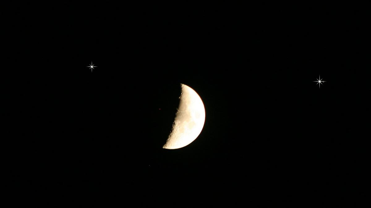 Así se ve la conjunción entre la Luna, Júpiter y Saturno esta noche (FOTOS)