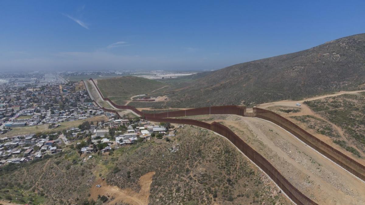 Cierran puente fronterizo entre Chihuahua y Texas por presencia de migrantes