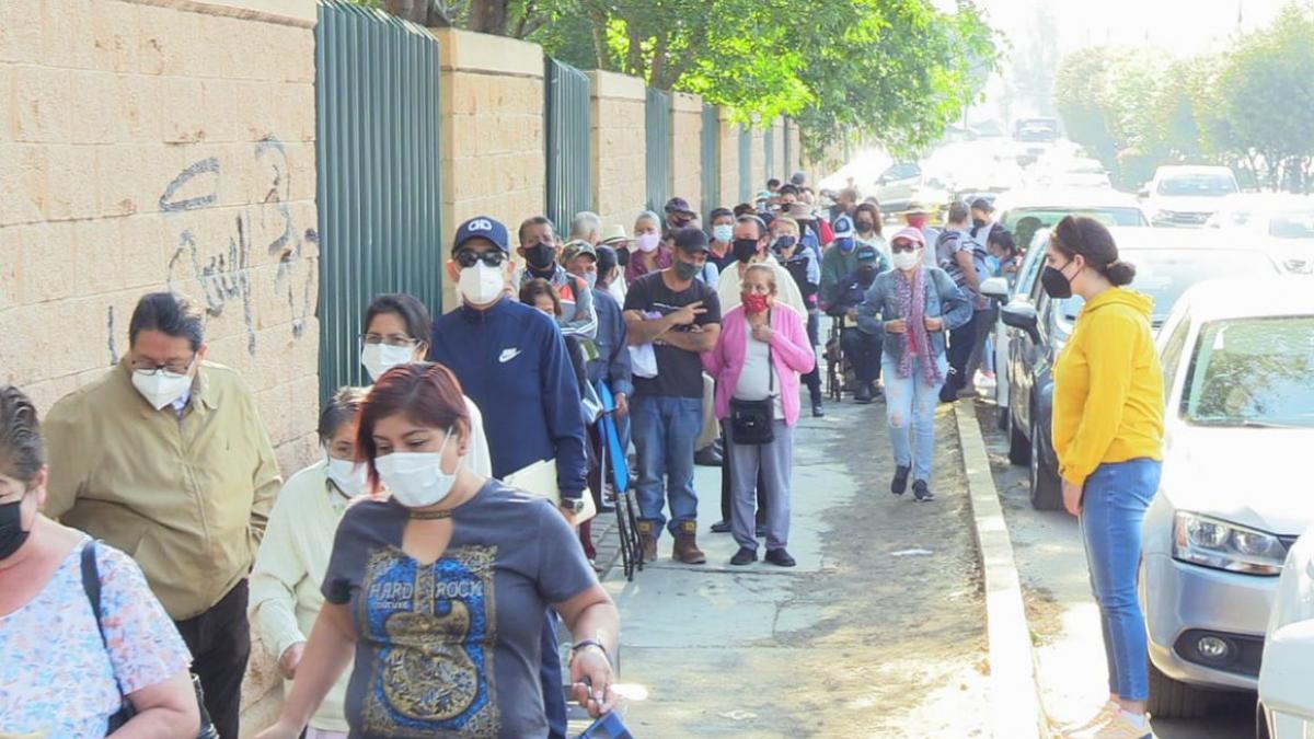 Adulto mayor fallece mientras hacía fila para vacuna COVID-19 en Morelia