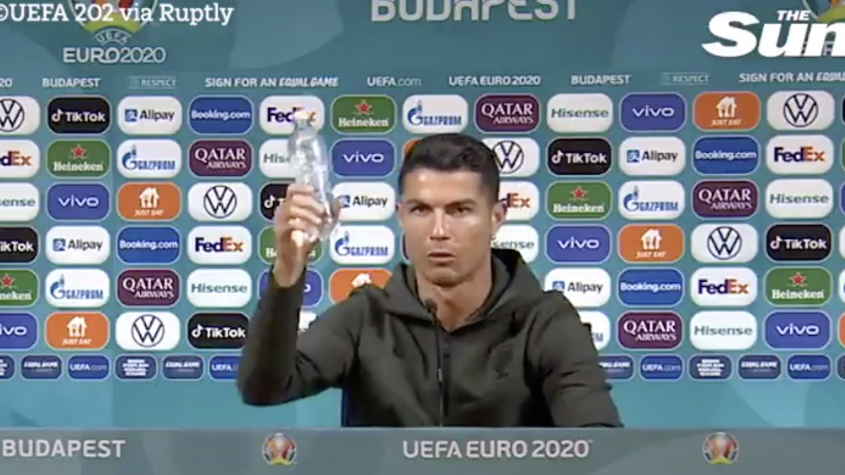 Eurocopa: Cristiano Ronaldo hace perder millones a Coca-Cola