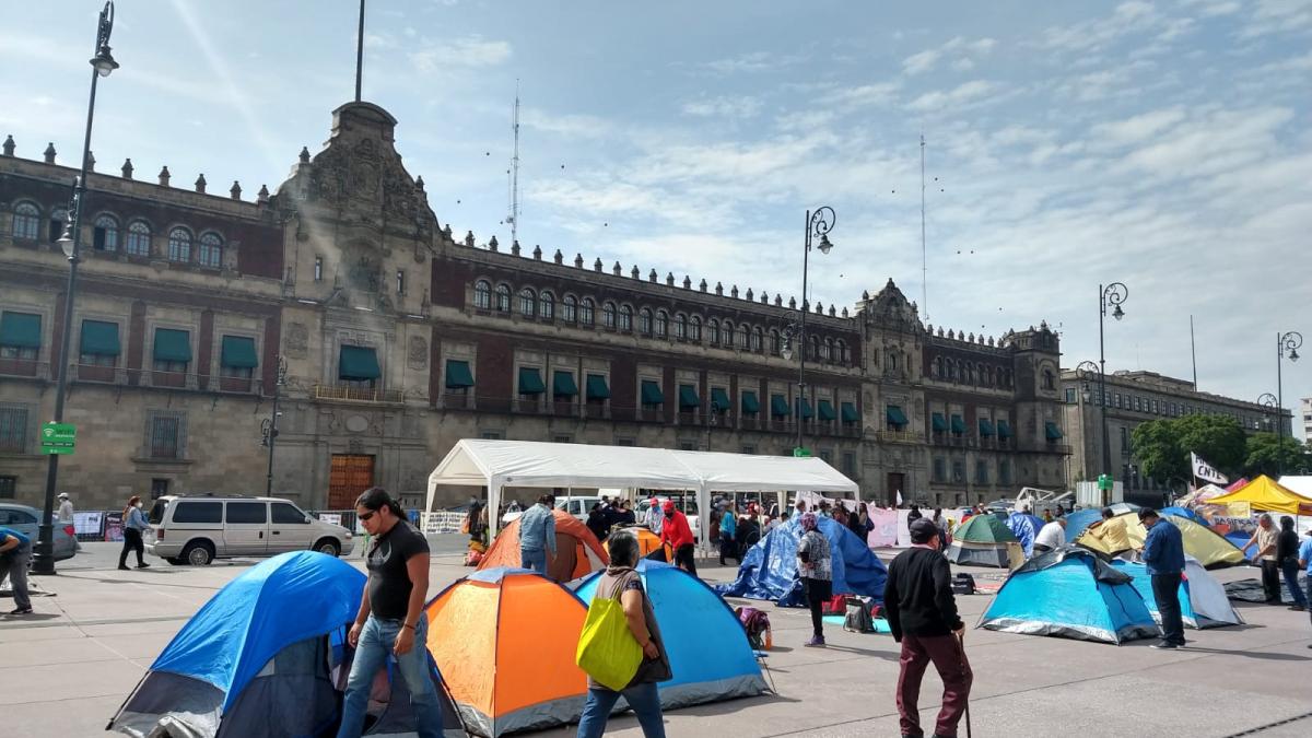 Inicia reubicación de plantón de la CNTE en el Zócalo por cierre de campaña de Sheinbaum