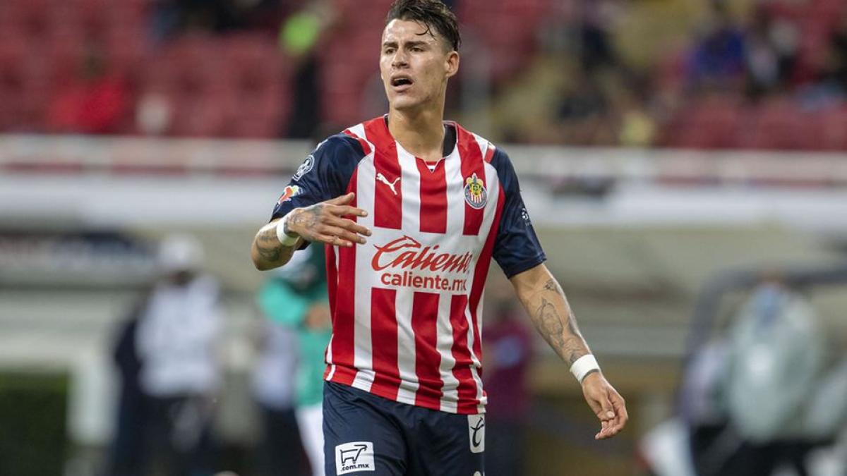 ¡Oficial! Chicote Calderón se va de Chivas y así se despidió el equipo de él