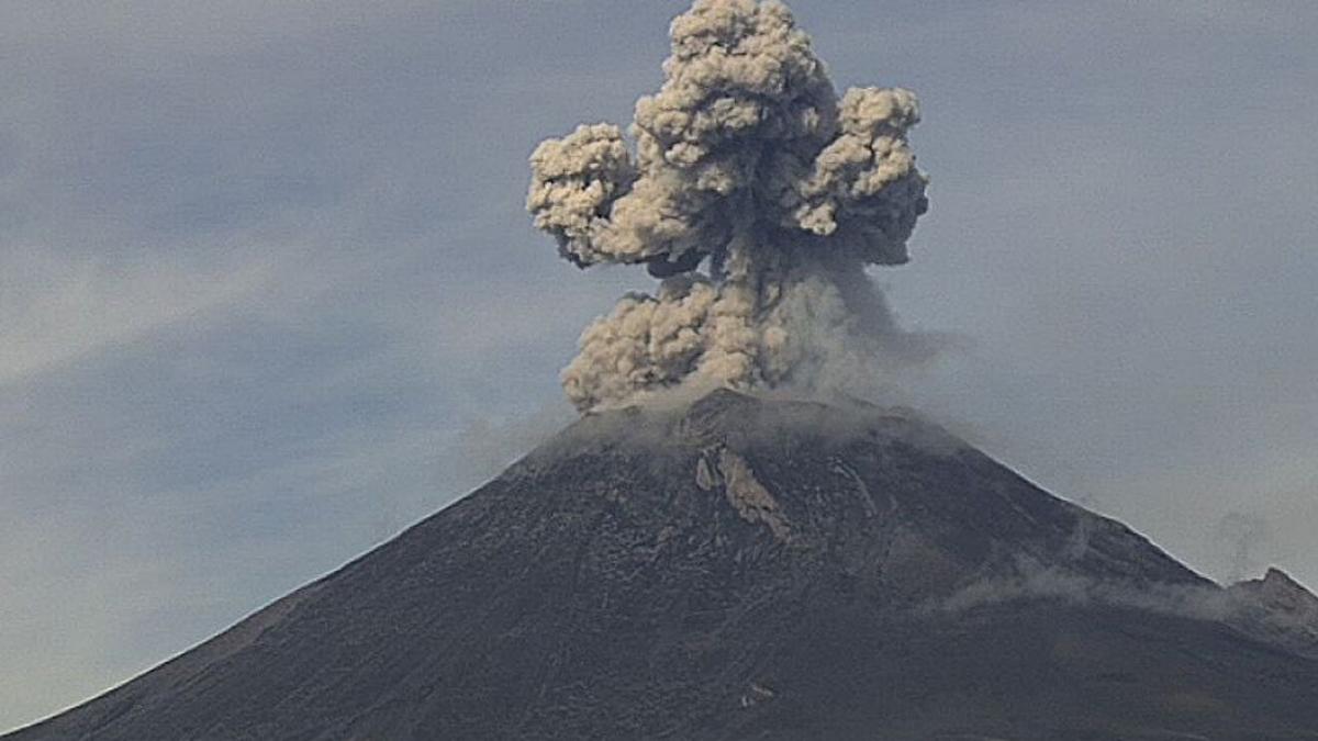 Rescatan a alpinistas de excursión clandestina al Popocatépetl; reportan la muerte de una mujer