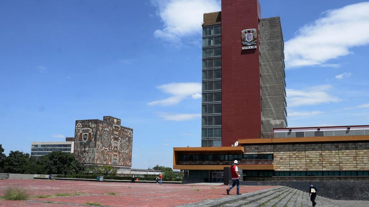 AMLO sugiere reformar la UNAM; “está derechizada” desde hace mucho, asegura