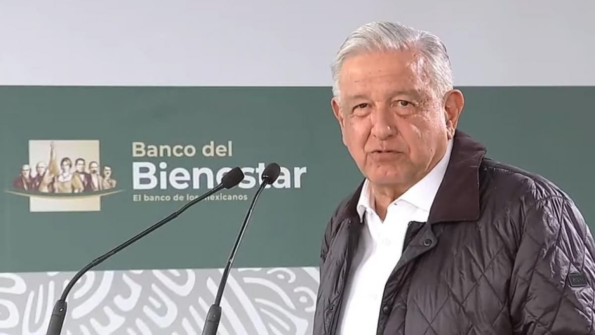 AMLO felicita a papás en su día; desea a Sheinbaum que se recupere pronto