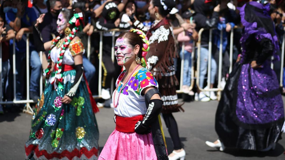 Metrobús cambia de horario por Desfile de Día de Muertos en la CDMX