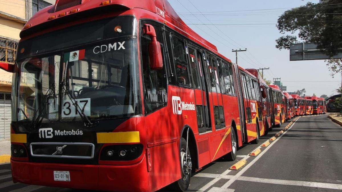 Metrobús y camioneta chocan entre avenida Balderas y Chapultepec