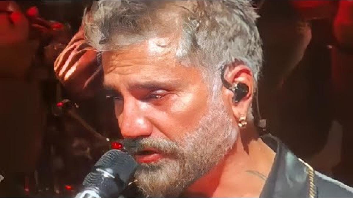 Alejandro Fernández llora devastado en su primer concierto tras la muerte  de su papá