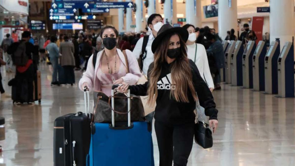 Mujer se roba el micrófono del aeropuerto para quejarse que cancelaron su vuelo