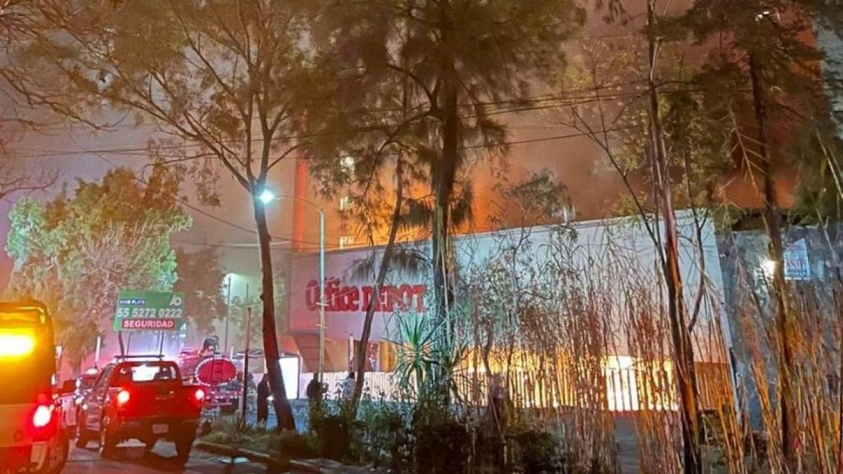 Incendio consume Office Depot en Álvaro Obregón (VIDEOS)