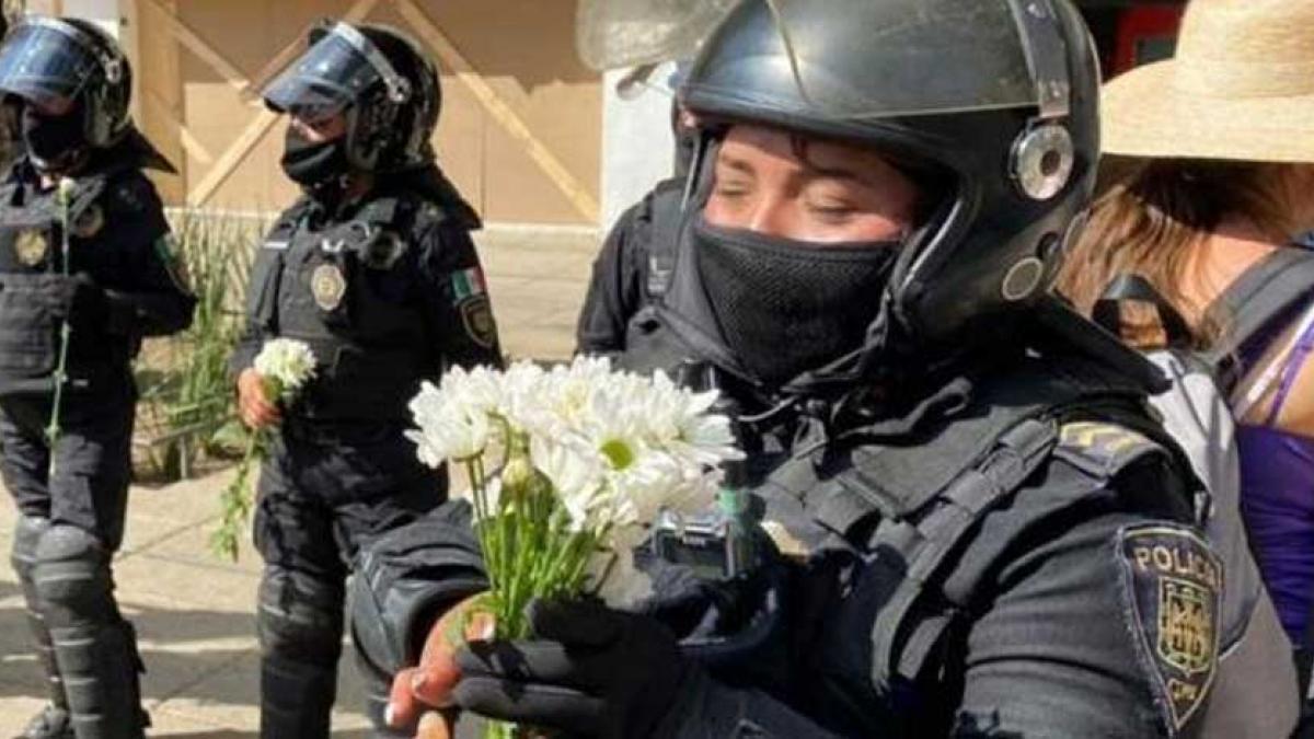 8M: Estructura cae encima de manifestantes durante la marcha del Día de la  Mujer en la CDMX