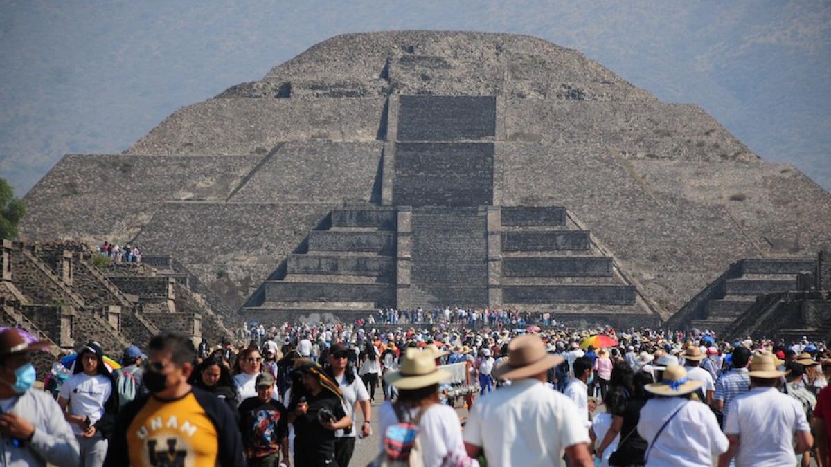 Cientos acuden a Teotihuacan a renovar energía para arrancar el año