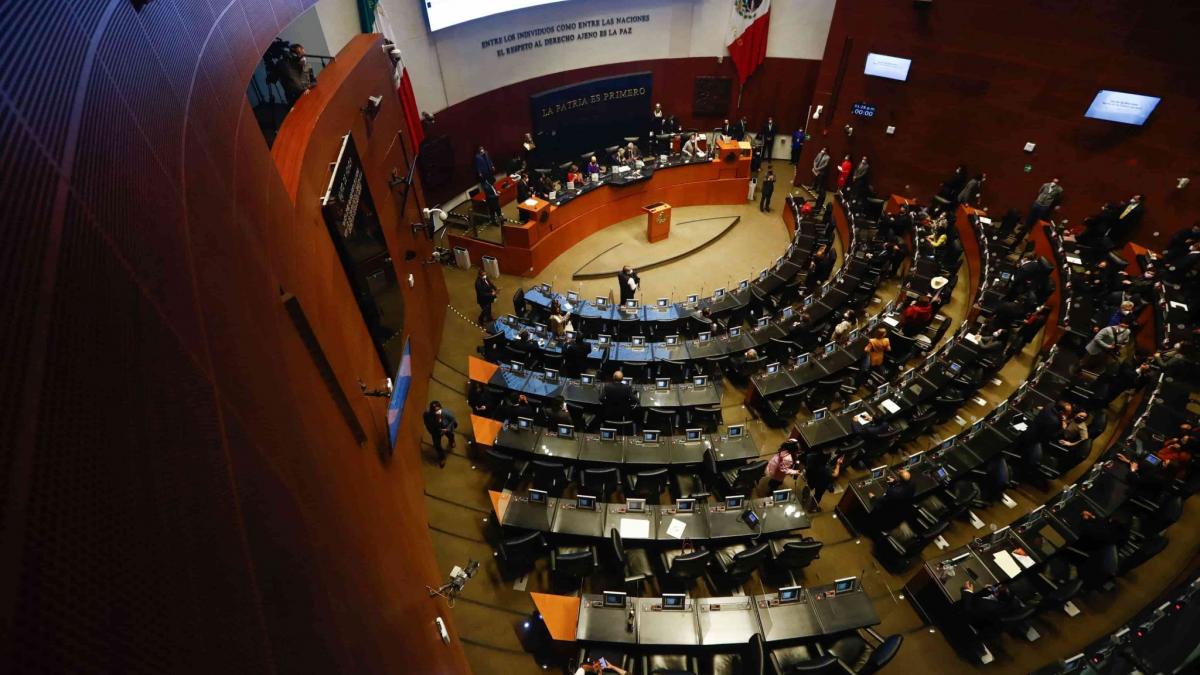 Realizan protesta trabajadores sindicalizados del Senado