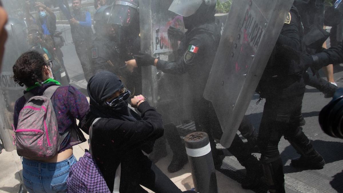 Encapuchadas causan destrozos en Metro Revolución