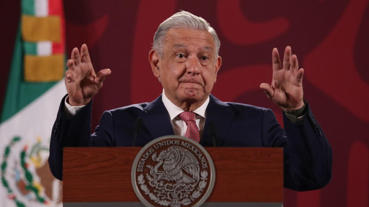 Recuperan 8 de 20 contenedores robados en Manzanillo: AMLO