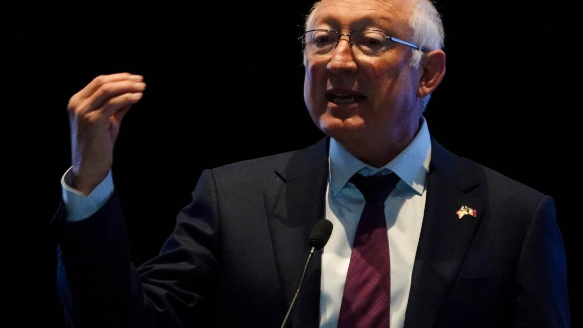 Muerte de migrantes, llamado para regular flujo migratorio ilegal: Ken Salazar