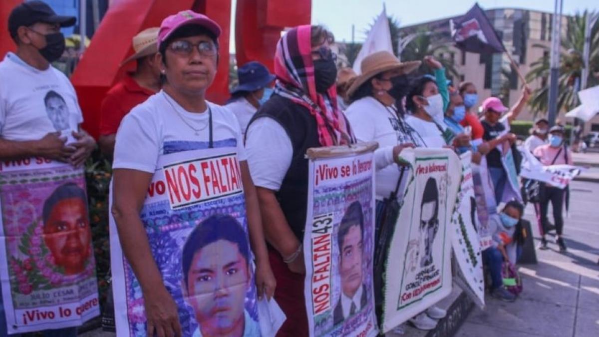 Protestan familiares de los 43 normalistas de Ayotzinapa en CDMX a 92 meses  de su desaparición