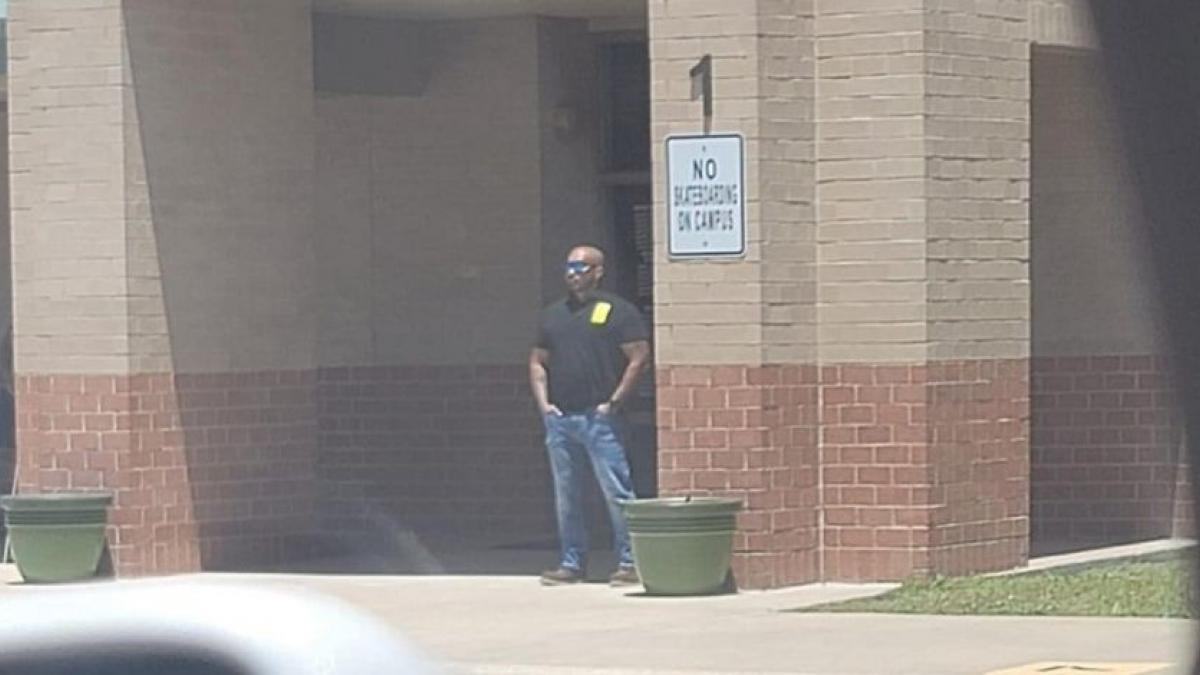 Papá se ofrece como voluntario para vigilar escuela en Texas, tras reciente tiroteo