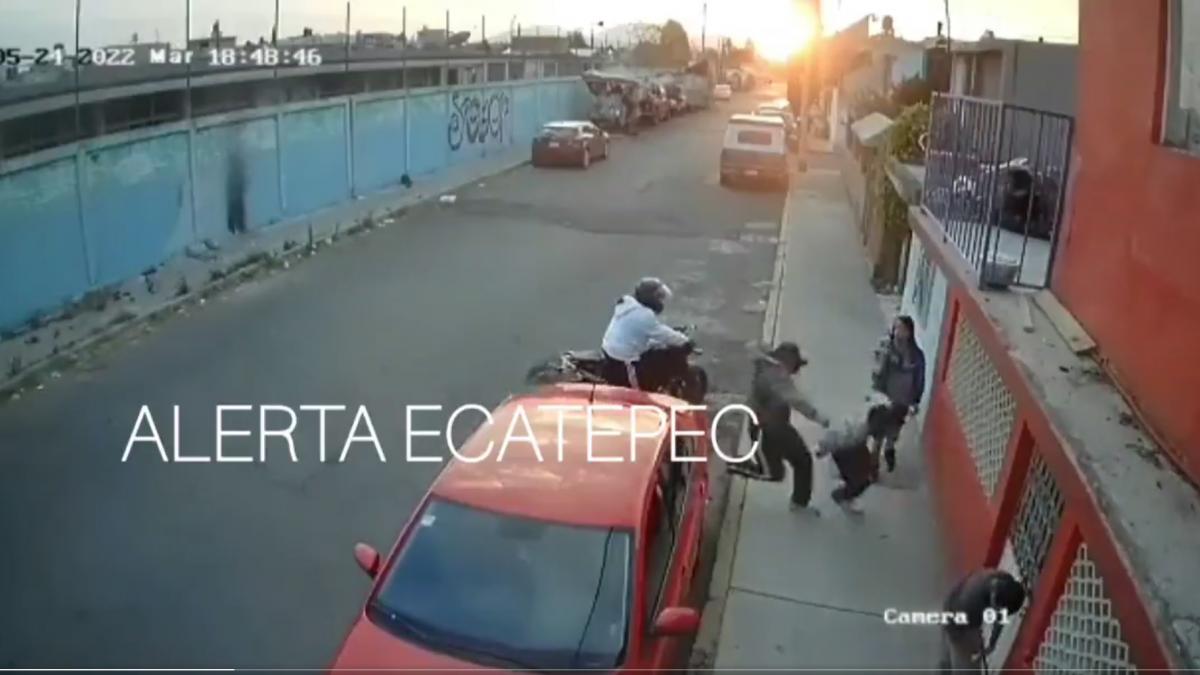 Novio sale corriendo y abandona a su pareja en pleno asalto en Ecatepec (VIDEO)