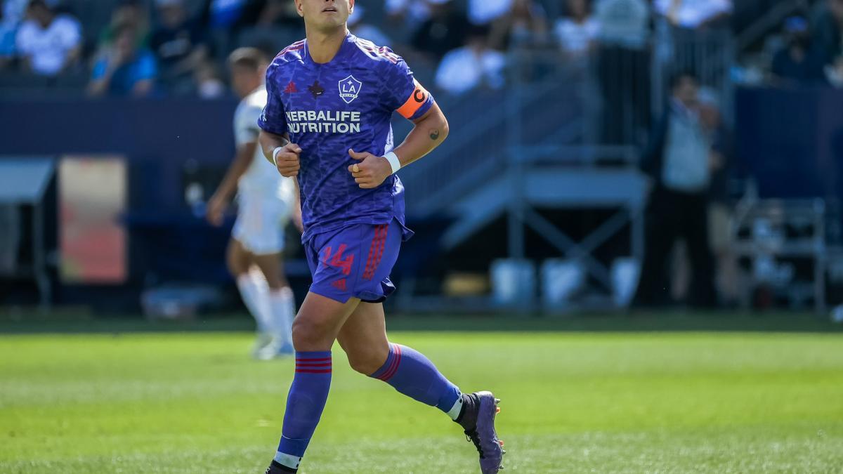 "Chicharito" Hernández aclara polémica sobre la bandera y ofrece disculpas a niño al que le negó una foto