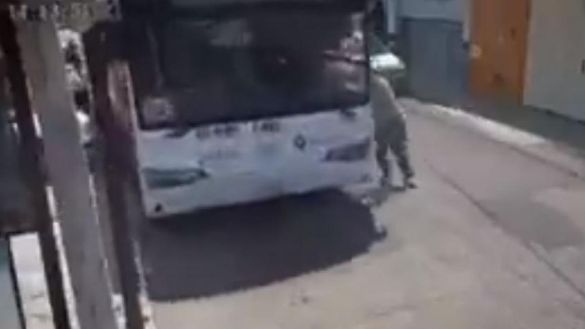 Conductor olvida poner freno de mano y corretea a su autobús (VIDEO)