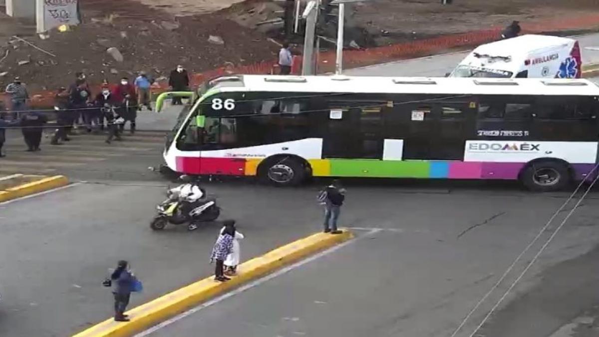 Motociclista sobrevive tras ser arrollado por unidad del Mexibús en Ecatepec (VIDEO)