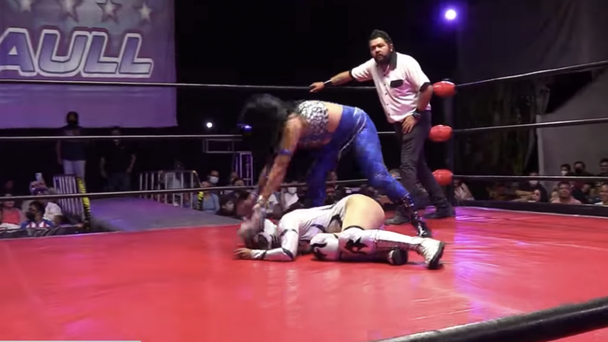 VIDEO: ¡Qué susto! Luchadora Bengalee se desploma en el ring tras recibir un golpe