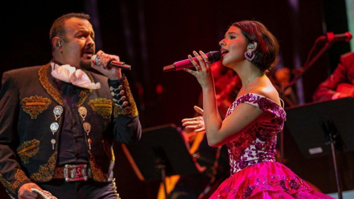 Pepe Aguilar regaña a Ángela Aguilar a medio concierto por su vestido "tan escotado" (VIDEO)