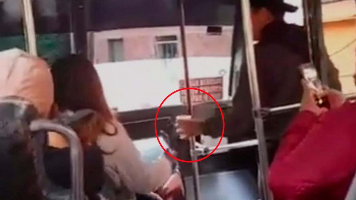 Suspenden a chofer de transporte público por beber cerveza mientras conducía en CDMX (VIDEO)