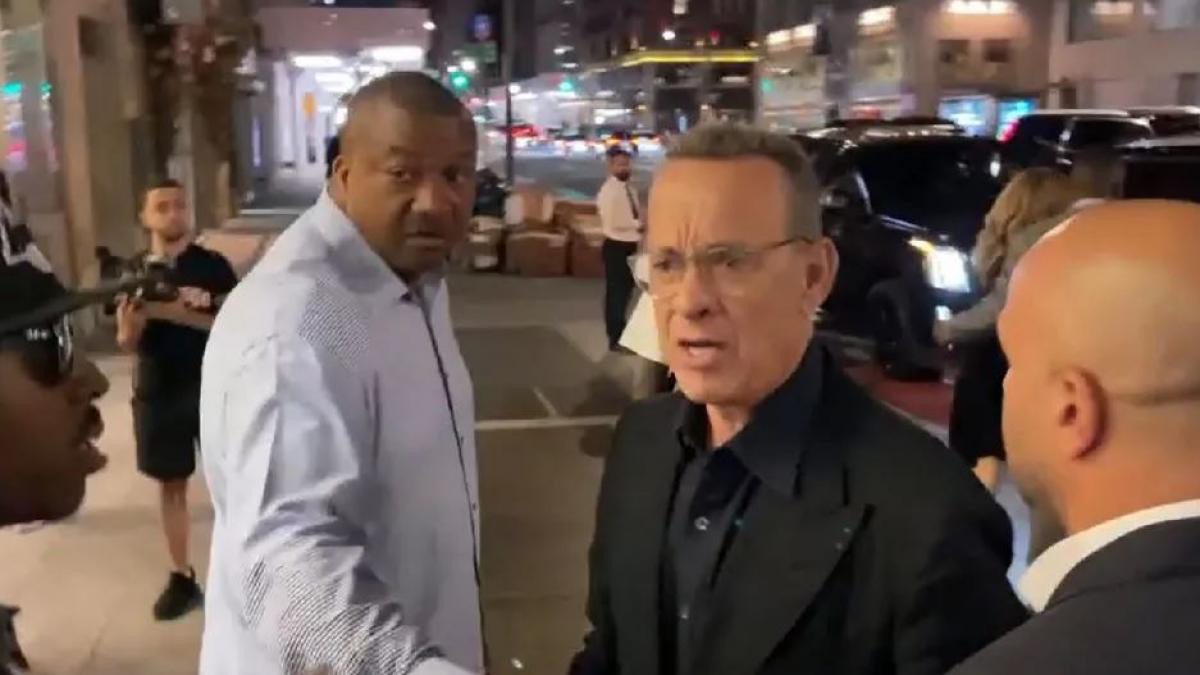 Tom Hanks explota contra fans que empujaron a su esposa (VIDEO)