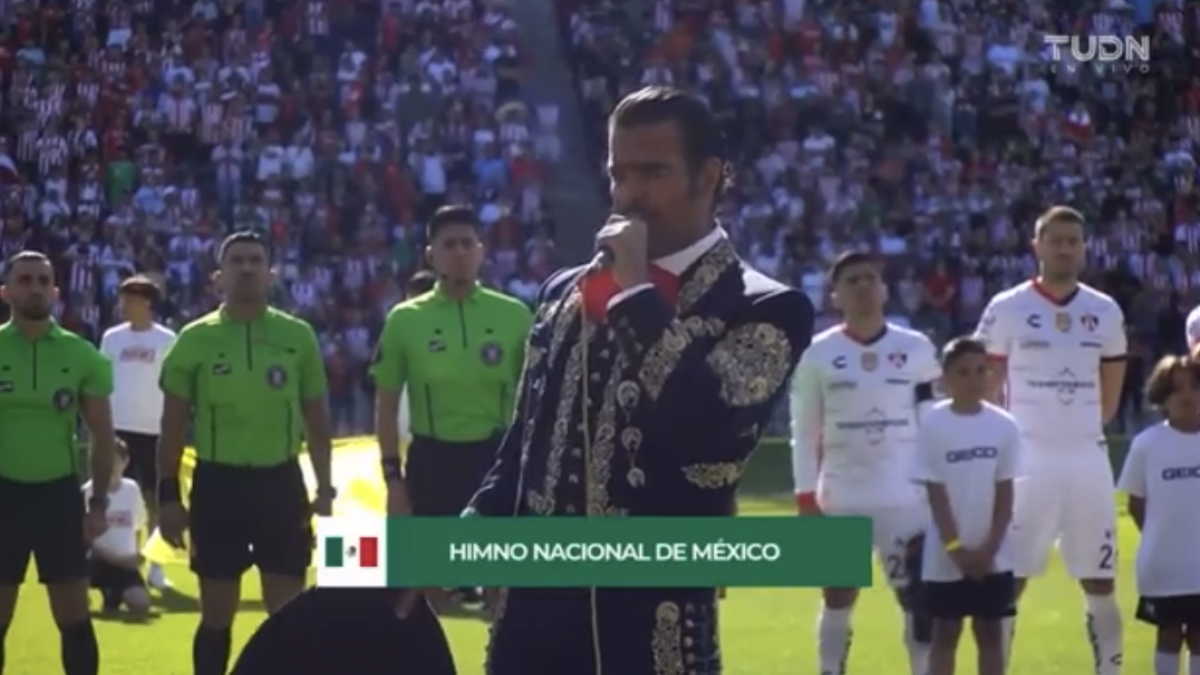 VIDEO: Pablo Montero se equivoca en el himno nacional previo a amistoso entre Chivas y Atlas