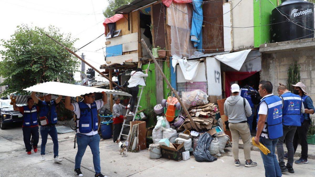 Afectados por granizada reciben láminas y polines en alcaldía Álvaro Obregón