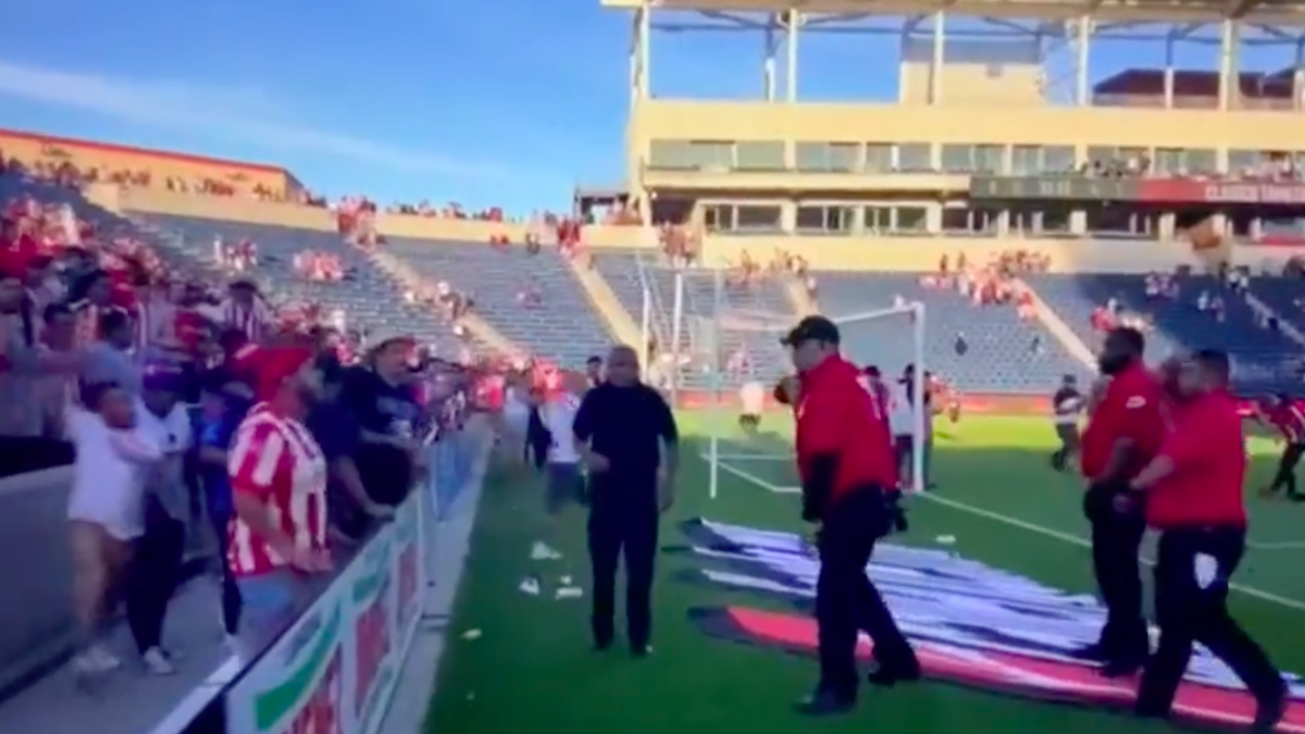 VIDEO: Aficionados de Chivas terminan en pelea con elementos de seguridad, tras la derrota de su equipo ante Atlas