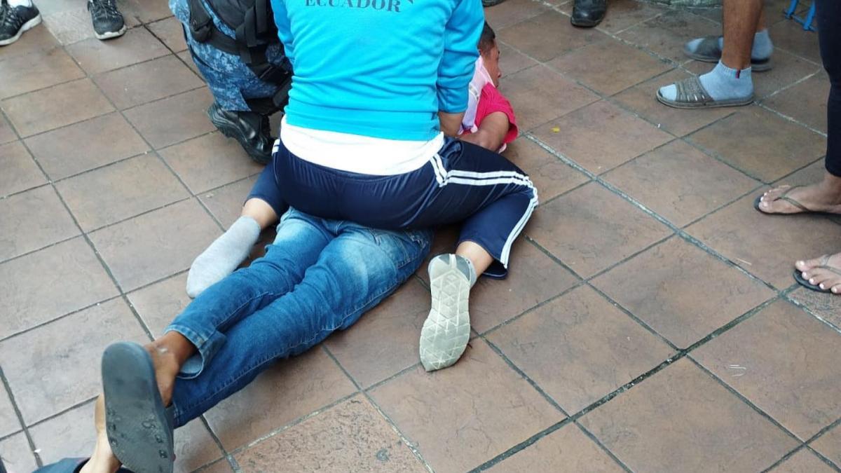 Campeona en artes marciales somete a hombre que agredía a mujer en la calle